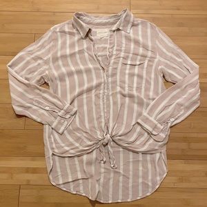 American Eagle Dusty Pink Tied Buttondown Shirt